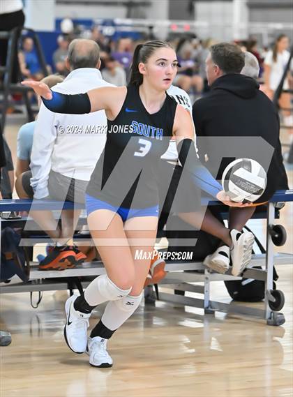 Thumbnail 2 in Perry vs. South Medford (Nike TOC Southwest) photogallery.