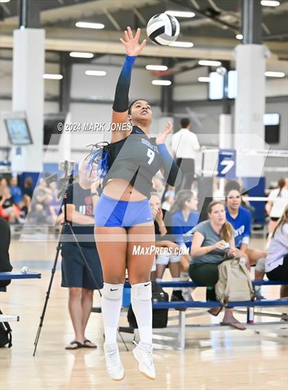 Thumbnail 1 in Perry vs. South Medford (Nike TOC Southwest) photogallery.