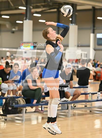 Thumbnail 2 in Perry vs. South Medford (Nike TOC Southwest) photogallery.