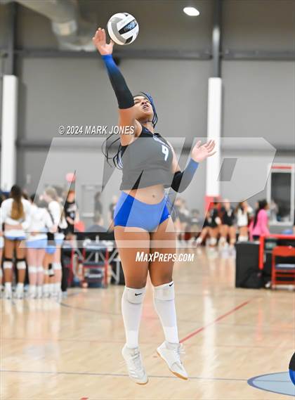 Thumbnail 2 in Perry vs. South Medford (Nike TOC Southwest) photogallery.