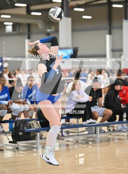 Thumbnail 2 in Perry vs. South Medford (Nike TOC Southwest) photogallery.