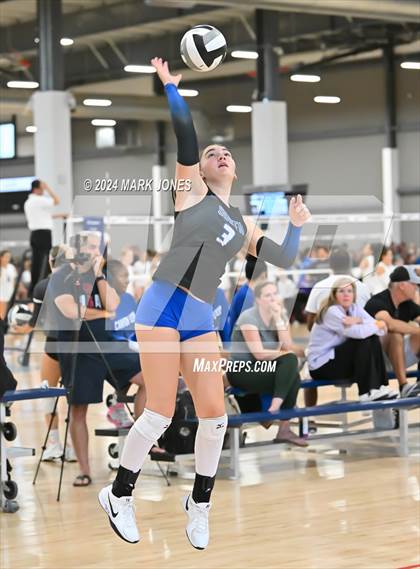 Thumbnail 1 in Perry vs. South Medford (Nike TOC Southwest) photogallery.
