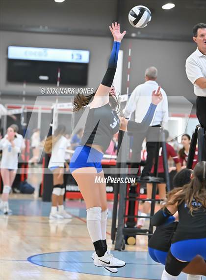 Thumbnail 3 in Perry vs. South Medford (Nike TOC Southwest) photogallery.