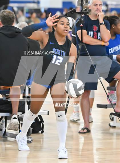 Thumbnail 1 in Perry vs. South Medford (Nike TOC Southwest) photogallery.