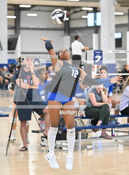 Thumbnail 2 in Perry vs. South Medford (Nike TOC Southwest) photogallery.