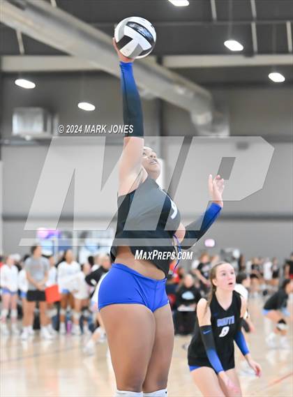 Thumbnail 3 in Perry vs. South Medford (Nike TOC Southwest) photogallery.