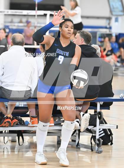 Thumbnail 2 in Perry vs. South Medford (Nike TOC Southwest) photogallery.
