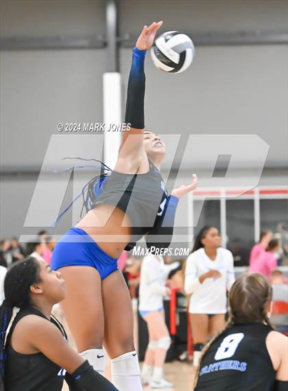 Thumbnail 1 in Perry vs. South Medford (Nike TOC Southwest) photogallery.