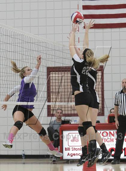 Thumbnail 2 in West Shamokin vs. Our Lady of the Sacred Heart (WPIAL - Class A Quartertfinal) photogallery.