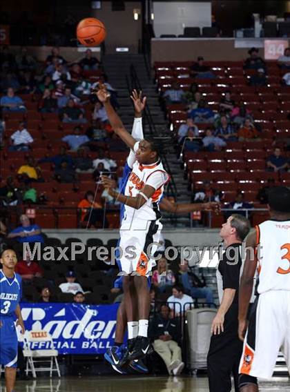 Thumbnail 2 in Paducah vs. Waelder (UIL1A Semifinal) photogallery.