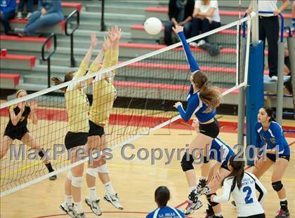 Thumbnail 1 in La Jolla Country Day vs Parker (CIF SDS D4 Final) photogallery.