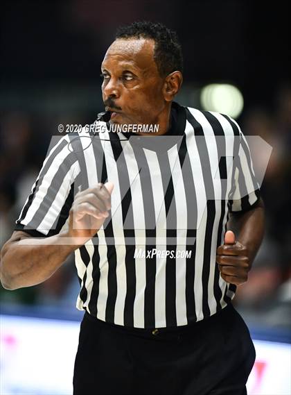 Thumbnail 2 in De La Salle vs. Central Catholic (MaxPreps MLK Classic) photogallery.