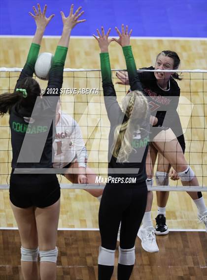 Thumbnail 2 in Niwot vs. Durango (CHSAA 4A 3rd Round) photogallery.