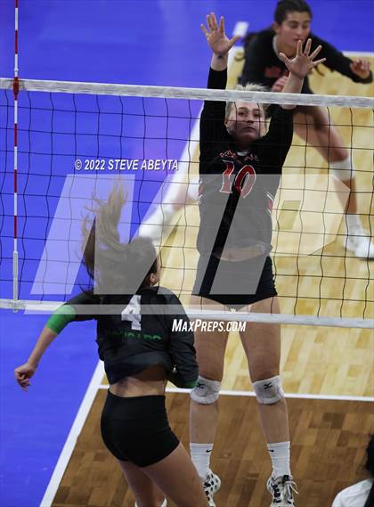 Thumbnail 3 in Niwot vs. Durango (CHSAA 4A 3rd Round) photogallery.