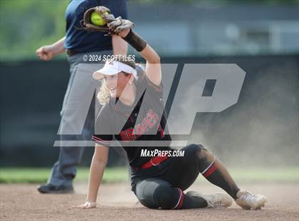 Thumbnail 3 in Dover vs. Logan Elm (OHSAA D2 Regional Final) photogallery.