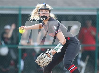 Thumbnail 2 in Dover vs. Logan Elm (OHSAA D2 Regional Final) photogallery.