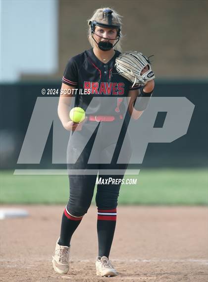 Thumbnail 2 in Dover vs. Logan Elm (OHSAA D2 Regional Final) photogallery.