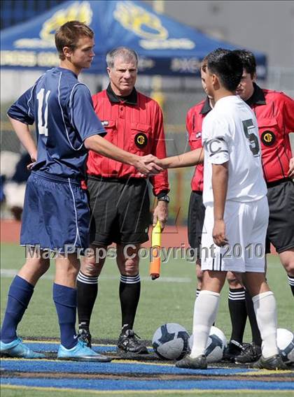 Thumbnail 2 in Santa Barbara vs. Corona del Mar (CIF SoCal D2 Regional Final) photogallery.