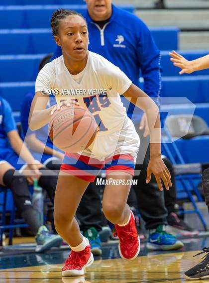 Thumbnail 3 in San Leandro vs. Irvington (Newark Optimist Club Holiday Classic) photogallery.