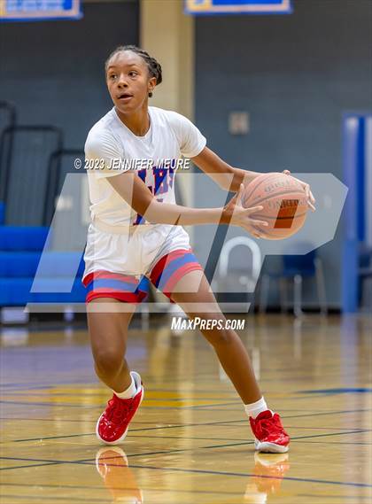 Thumbnail 3 in San Leandro vs. Irvington (Newark Optimist Club Holiday Classic) photogallery.