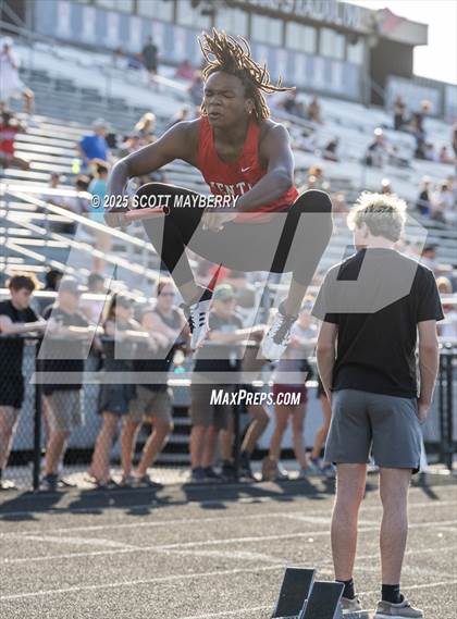 Thumbnail 3 in GCC Track & Field Championships (Day 2) photogallery.