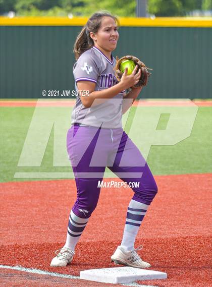 Thumbnail 3 in Weimar vs Thrall (UIL 2A Regional Semifinal Playoff) photogallery.