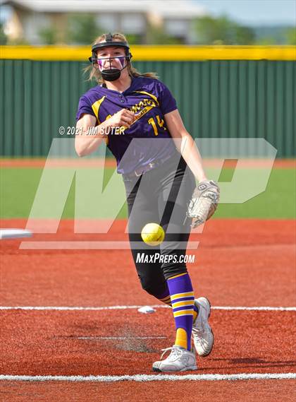 Thumbnail 3 in Weimar vs Thrall (UIL 2A Regional Semifinal Playoff) photogallery.