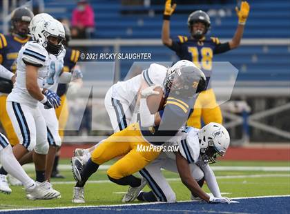 Thumbnail 2 in Belleville East vs. O'Fallon photogallery.