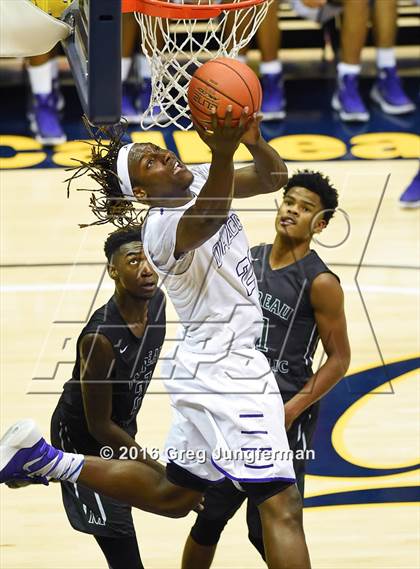 Thumbnail 2 in Sacramento vs. Moreau Catholic (MaxPreps MLK Classic) photogallery.