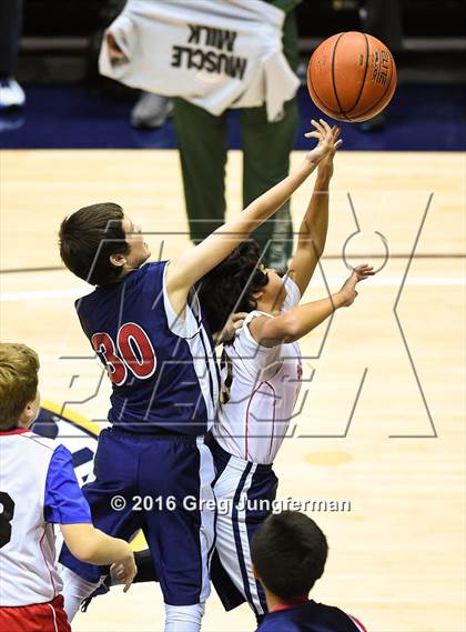 Thumbnail 2 in Sacramento vs. Moreau Catholic (MaxPreps MLK Classic) photogallery.