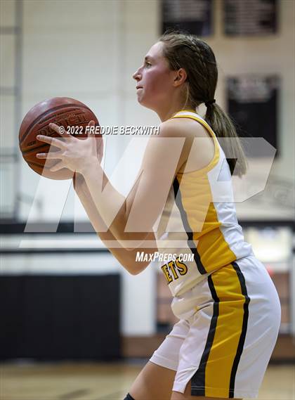 Thumbnail 1 in Tom Bean vs. Era (UIL 2A D2  Bi-District) photogallery.