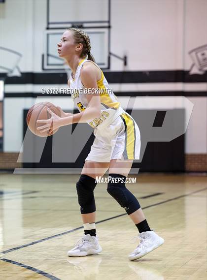Thumbnail 3 in Tom Bean vs. Era (UIL 2A D2  Bi-District) photogallery.