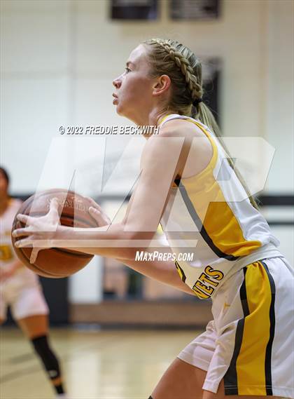 Thumbnail 3 in Tom Bean vs. Era (UIL 2A D2  Bi-District) photogallery.