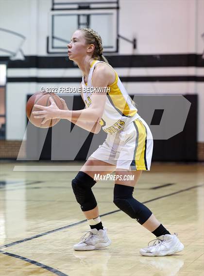Thumbnail 1 in Tom Bean vs. Era (UIL 2A D2  Bi-District) photogallery.
