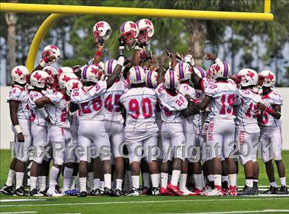 Thumbnail 3 in Skyline vs. Glades Central (Gridiron Challenge) photogallery.