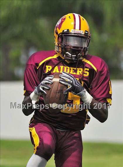 Thumbnail 3 in Skyline vs. Glades Central (Gridiron Challenge) photogallery.