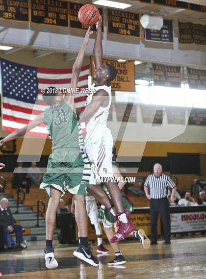Thumbnail 2 in Mount Vernon vs Bishop Hendricken (New York Challenge) photogallery.
