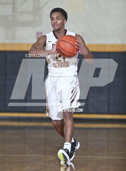 Thumbnail 3 in Mount Vernon vs Bishop Hendricken (New York Challenge) photogallery.