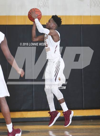 Thumbnail 3 in Mount Vernon vs Bishop Hendricken (New York Challenge) photogallery.