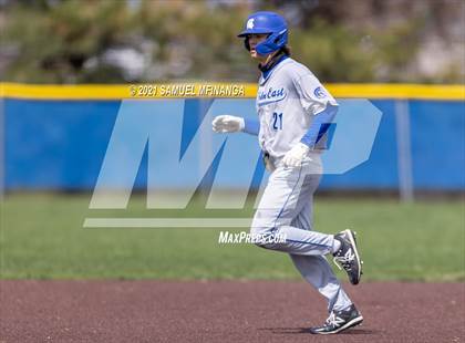 Thumbnail 2 in Omaha Westside vs. Lincoln East photogallery.