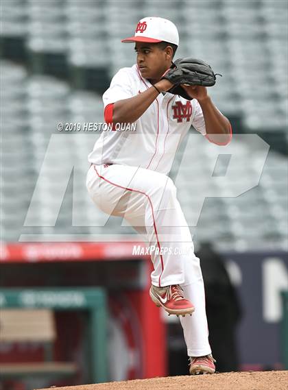 Thumbnail 2 in Tustin vs. Mater Dei photogallery.