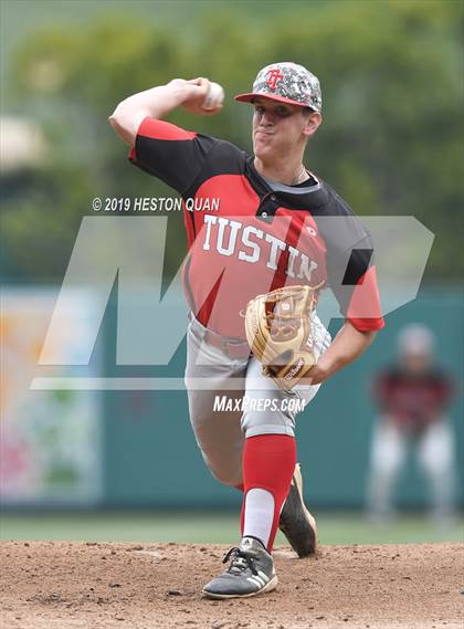 Thumbnail 2 in Tustin vs. Mater Dei photogallery.