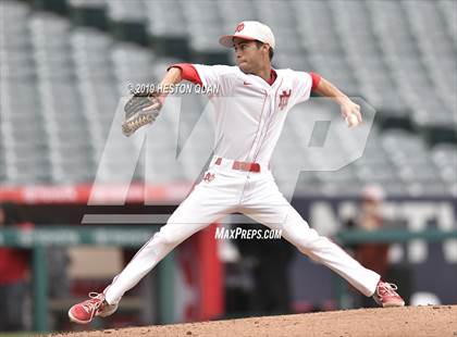Thumbnail 3 in Tustin vs. Mater Dei photogallery.