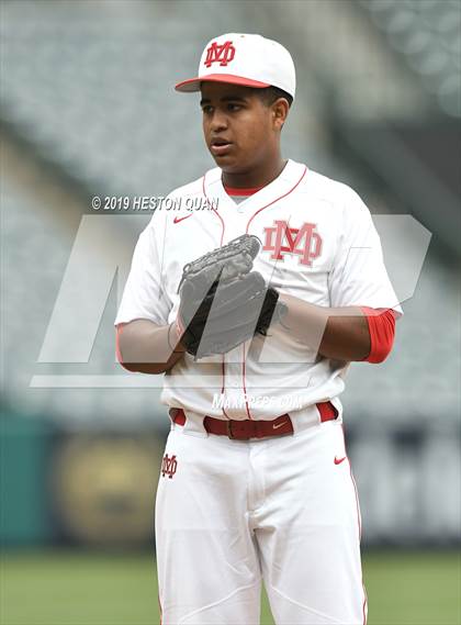 Thumbnail 3 in Tustin vs. Mater Dei photogallery.