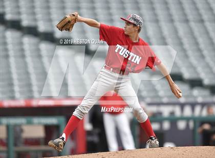Thumbnail 1 in Tustin vs. Mater Dei photogallery.
