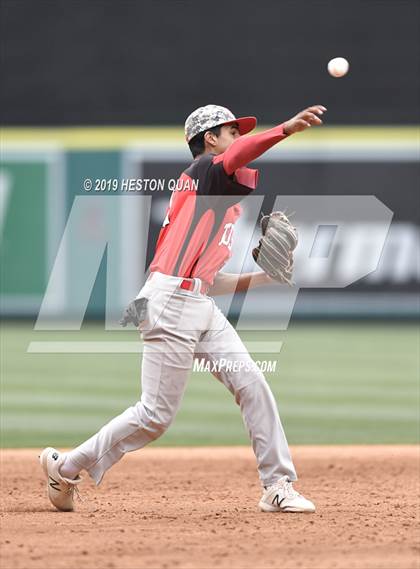 Thumbnail 3 in Tustin vs. Mater Dei photogallery.