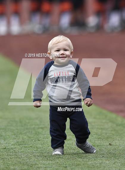 Thumbnail 3 in Tustin vs. Mater Dei photogallery.
