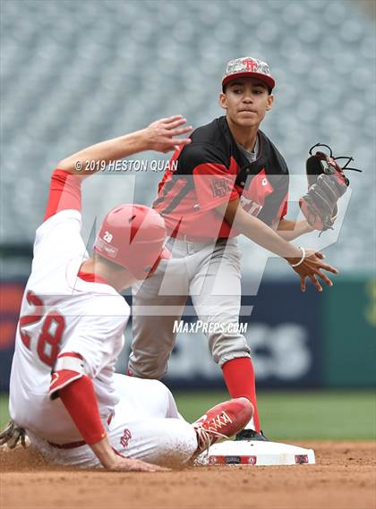 Thumbnail 3 in Tustin vs. Mater Dei photogallery.