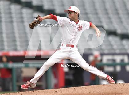 Thumbnail 3 in Tustin vs. Mater Dei photogallery.