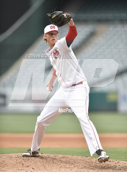 Thumbnail 3 in Tustin vs. Mater Dei photogallery.